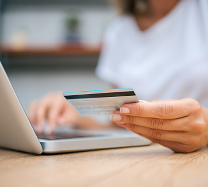  Persoon doet een online betaling met een bankkaart voor een laptop.
