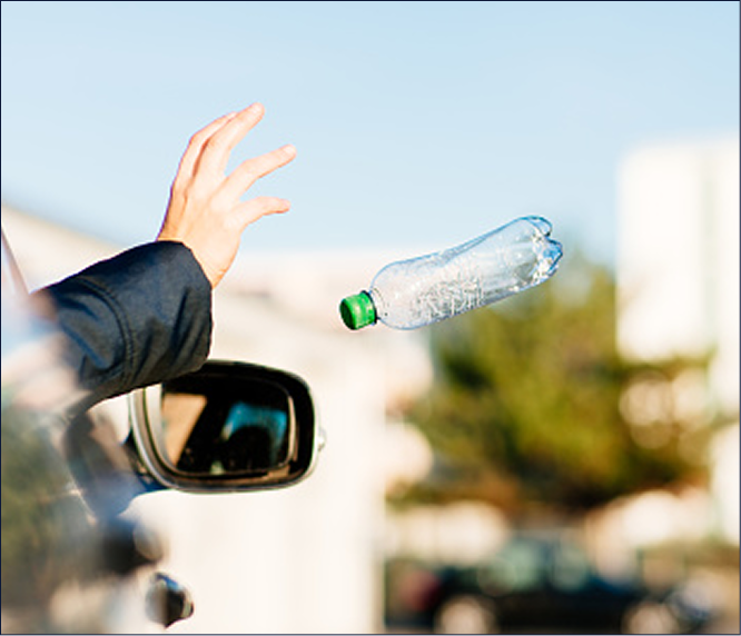  Hand gooit een plastic fles uit het raam van een rijdende auto.